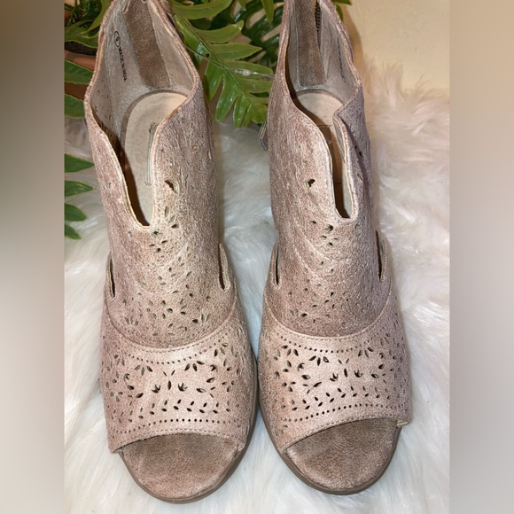 Not Rated Cream Booties ready to ship! Brand New Like Condition! - Picture 5 of 8